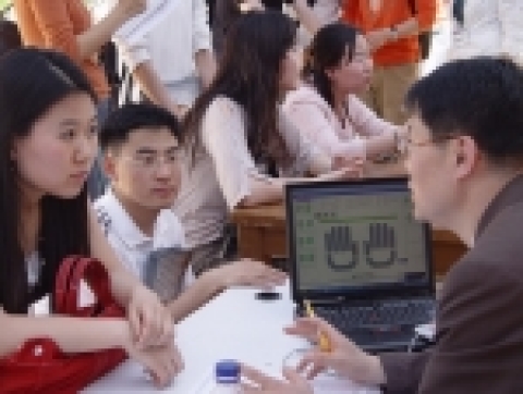 취업포털 커리어(www.career.co.kr)가 16일 건국대 축제 기간에 마련한 '커리어존'에 많은 학생들이 모여 취업컨설팅을 받고 있다.