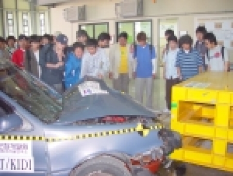 보험개발원 부설 자동차기술연구소는 산학협력을 통한 미래성장 동력발굴의 일환으로 홍익대학교 금융보험학과 학생들을 대상으로 현장견학 학습프로그램을 운영하였다.