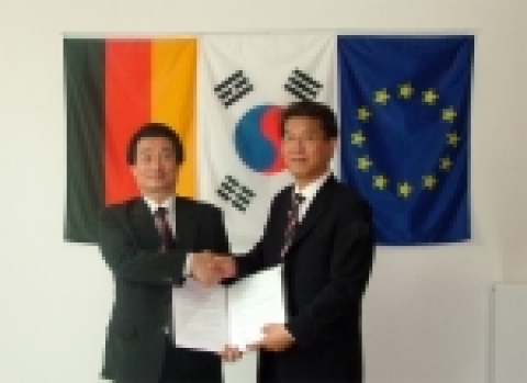 (왼쪽) 이상기 한국생명공학연구원장 (오른쪽) 김창호 한국과학기술연구원 유럽연구소장