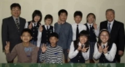 국립 경상대학교 사범대학 부설중학교(교장 화영복) 교직원으로 구성된 솔빛장학회(회장 박문형 교감, 간사 박경제 교사)는 스승의 날 다음날인 지난 5월 16일 재학생 9명에게 장학금