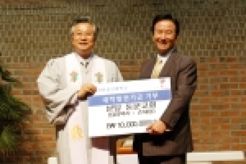 5월 16일 분당동문교회 손세용 목사(왼쪽)가 한일장신대 정장복 총장에 1천만원을 기탁하겠다는 뜻을 밝혔다.