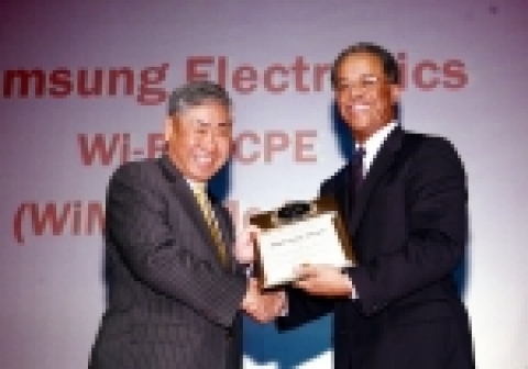 Kwansoo Lee, Executive Vice President of Samsung Electronics’Telecommunication Network Business, rec