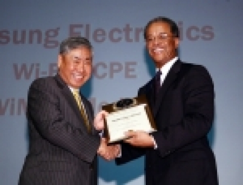 Kwansoo Lee, Executive Vice President of Samsung Electronics’Telecommunication Network Business, rec