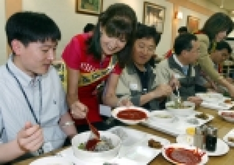 GM DAEWOO가 5월 가정의 달을 맞아 임직원 부인을 공장으로 초청, ‘직원가족 화합 한마당’ 행사를 마련했다. 이날 행사에는 GM DAEWOO 닉 라일리(Nick Reilly