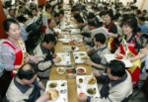 GM DAEWOO가 5월 가정의 달을 맞아 임직원 부인을 공장으로 초청, ‘직원가족 화합 한마당’ 행사를 마련했다. 본 행사에는 150여명의 직원 부인이 참여해 점식 식사 시간에 