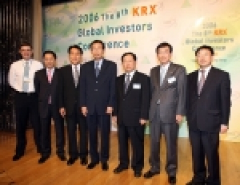 좌측부터 제이슨 C 빌링스 (딥헤븐 캐피탈 대표), 레이몬드 쳉 (크레디 아그리콜 펀드매니저), 김지완 (현대증권사장), 조환복(홍콩 총영사), 박병원 (재정경제부 제1차관), 이