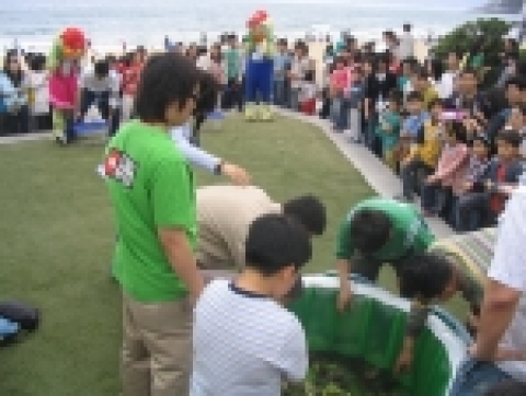 5월 가정의 달을 맞아 부산아쿠아리움에서 진행하는 “개구리 가족 페스티벌”에 참여한 고객들이 개구리 구출작전, 개구리 멀리뛰기 등의 이벤트에 참여하며 즐거운 한때를 보내고 있다. 