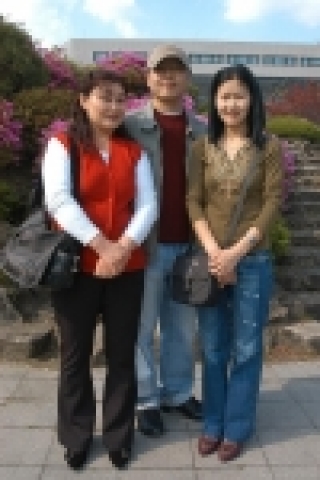 고모와 조카, 질녀(조카의 부인)가 동시에 충남대학교에서 유학생활을 하고 있어 화제가 되고 있다. 화제의 주인공은 의류학과에서 박사과정을 밟고 있는 에덴벨릭(41)씨와 정보통신공학
