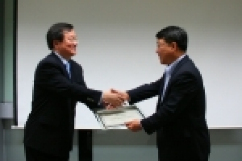 품질 경영을 통한 고객 만족 극대화에 주력해 온 IT 서비스 전문기업 피보텍(대표 김기종)은 IT 서비스 분야 국제 공인 품질 기준인 CMMI 레벨3 인증을 획득했다. (사진 좌측은 김재수 CMMI 국제선임심사원, 사진 우측은 김기종 피보텍 사장)