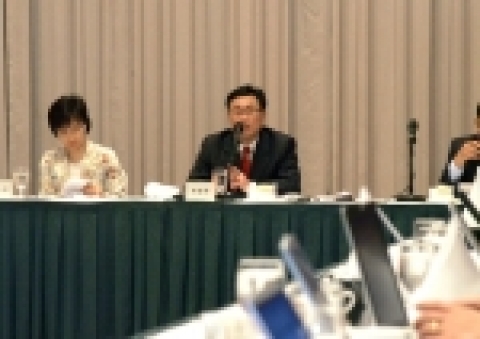 하나로텔레콤 박병무 사장이 18일 서울 웨스틴조선호텔에서 열린 조찬 간담회에서 오는 7월 상용화 예정인 <TV포털>을 주력 서비스로 앞세워 종합 미디어기업으로 도약키로