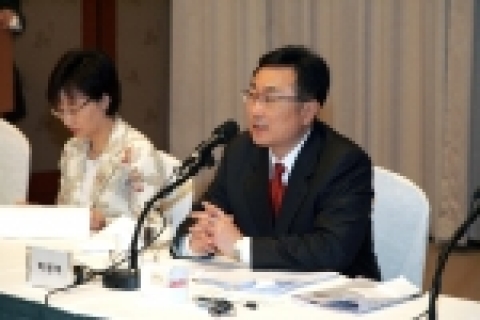 하나로텔레콤 박병무 사장이 18일 서울 웨스틴조선호텔에서 열린 조찬 간담회에서 오는 7월 상용화 예정인 <TV포털>을 주력 서비스로 앞세워 종합 미디어기업으로 도약키로