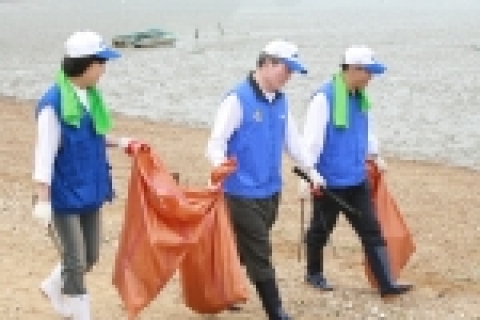 이수창 삼성생명 사장이 임직원들과 함께 해안가 청소를 하는 모습