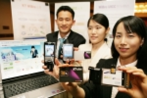 KT는 세계 최초 와이브로용 스마트카드(UICC, Universal IC card) 개발을 완료하고 18일 역삼동 르네상스호텔에서 시연회를 가졌다.