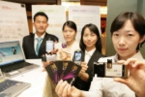 KT는 세계 최초 와이브로용 스마트카드(UICC, Universal IC card) 개발을 완료하고 18일 역삼동 르네상스호텔에서 시연회를 가졌다.
