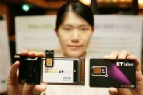 KT는 세계 최초 와이브로용 스마트카드(UICC, Universal IC card) 개발을 완료하고 18일 역삼동 르네상스호텔에서 시연회를 가졌다.