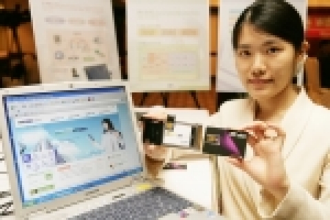 KT는 세계 최초 와이브로용 스마트카드(UICC, Universal IC card) 개발을 완료하고 18일 역삼동 르네상스호텔에서 시연회를 가졌다.