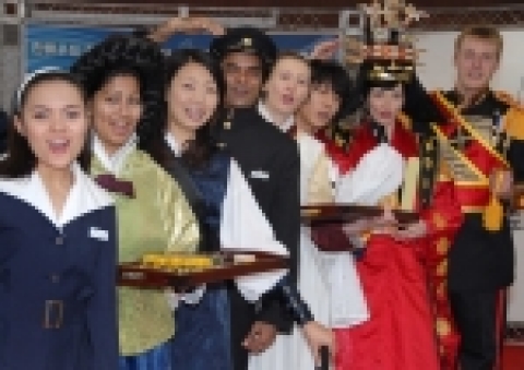 경기도가 5월 18일 숙명여자대학교 국제언어교육원에서 개최한 '한류우드 민간홍보사절단 선발 외국인학생 한류패션쇼'에 참가한 외국인 학생들이 한류 드라마와 영화 속
