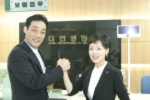 지난해 6월 결혼식을 올린 남편 이진수(대한생명 경일브랜치 지점장,37세)씨와 아내 김혜옥(대한생명 종로지점 남학영업소 SM,36세)씨 부부.