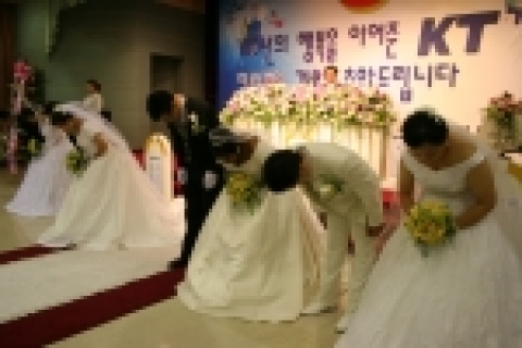 KT는 가정 형편상 결혼식을 못 올리고 사는 장애인과 한국에 시집온 외국인 신부 등 4쌍을 초청하여 합동 결혼식을 제공하였다