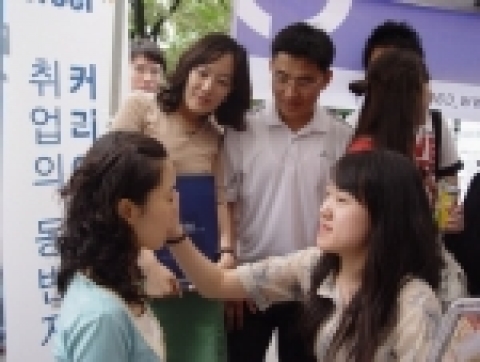 커리어가 수빈 메이크업과 함께 18일 한양대 축제 기간에 마련한 '커리어존' 메이크업 코너는 여학생은 물론 남학생들에게도 인기를 끌었다.