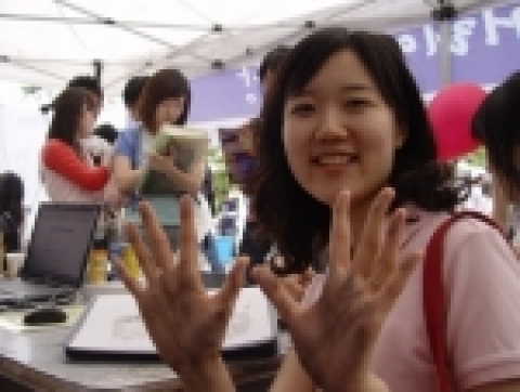 커리어가 18일 한양대 축제 기간에 마련한 '커리어존'에서 지문적성검사를 받은 한 학생이 활짝 웃고 있다.