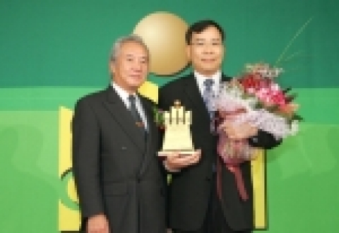 19일 오전 서울 여의도 63빌딩 코스모스홀에서 열린 <2006 글로벌고객만족도(GCSI) 시상식>에서 2년 연속 인터넷통신망 부문 1위를 차지한 하나로텔레콤의 최승억 