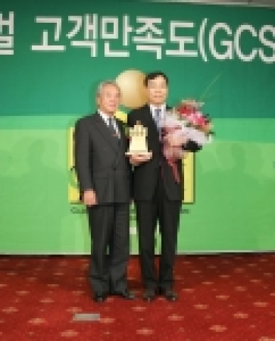 19일 오전 서울 여의도 63빌딩 코스모스홀에서 열린 <2006 글로벌고객만족도(GCSI) 시상식>에서 2년 연속 인터넷통신망 부문 1위를 차지한 하나로텔레콤의 최승억 