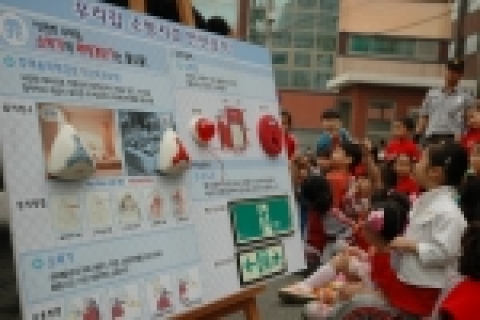 의정부소방서(서장 박청웅)에는 5월19일 의정부시 가능초등학교 병설 유치원생 70여명이 방문하여 즐거운 견학시간을 가졌다.