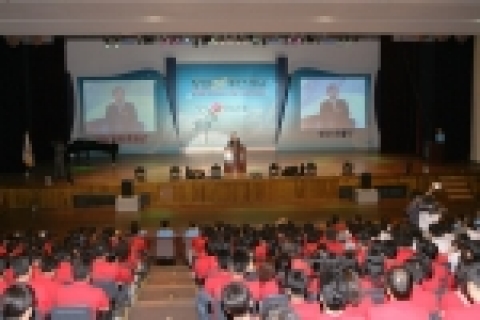 경남은행 정경득 은행장이 창립 36주년 기념식에서 기념사를 하고 있다