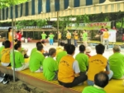 영낙복지원 노인들과 함께하는 레크레이션 장면