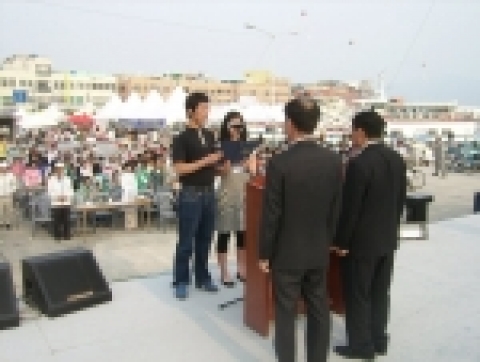 준법운동실천결의를 하고 있는 학생