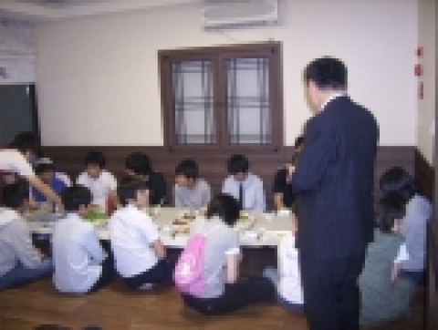 지역특산물인 해산물도 제공하고격려를해주는유영재회장