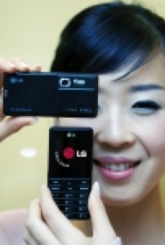 LG전자(대표: 金雙秀 / www.lge.com)는 22일 유럽, 아시아 및 독립국가연합(CIS) 등 GSM시장에 명함 한장 크기와 9.9mm 두께의 ‘모바일 카드폰(모델명: LG