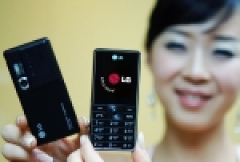 LG전자(대표: 金雙秀 / www.lge.com)는 22일 유럽, 아시아 및 독립국가연합(CIS) 등 GSM시장에 명함 한장 크기와 9.9mm 두께의 ‘모바일 카드폰(모델명: LG