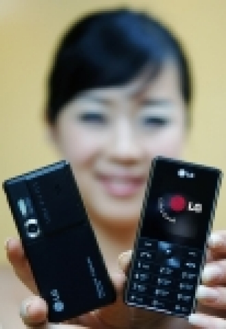 LG전자(대표: 金雙秀 / www.lge.com)는 22일 유럽, 아시아 및 독립국가연합(CIS) 등 GSM시장에 명함 한장 크기와 9.9mm 두께의 ‘모바일 카드폰(모델명: LG