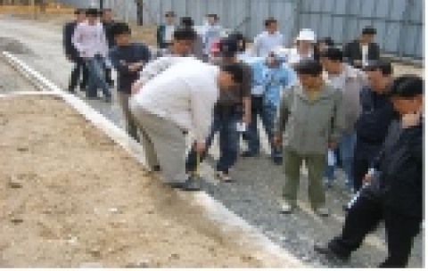 조경학과 대학생 조경현장 체험학습하는 모습