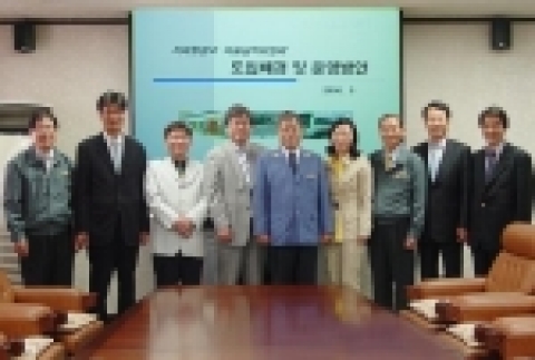 왼쪽 두 번째부터 황장선 교수, 김영배 교수, 박형상 변호사, 강경호 서울메트로 사장,김경숙 교수, 최희주 서울메트로 부사장, 김기원 상무