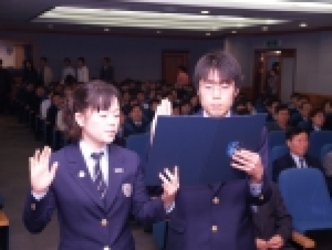 인천공항세관 전직원이 참석한 가운데 관세청 공무원행동강령 실천 결의문을 낭독하고 있다.