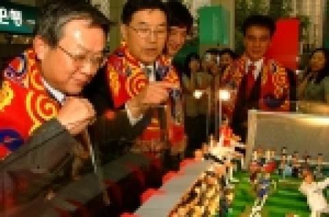 김종열 하나은행장과 이갑진 축구협회부회장 등이 하나은행 본점 1층에 전시중인 월드컵경기장 모형을 관람하고 있는 모습임(좌로부터 김종열 은행장, 이갑진 축구협회부회장, 영화배우 정준
