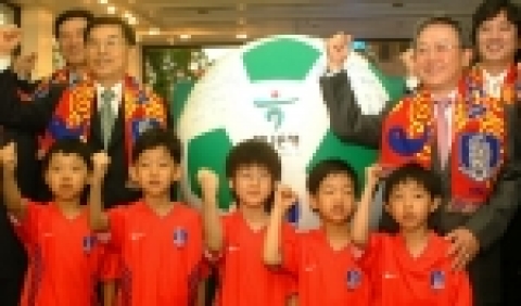 하나은행 본점 1층에 전시중인 대형 축구공앞에서 대표팀 선전을 기원하며 화이팅을 외치고 있는 모습임.(좌측 둘째줄부터 이갑진 축구협회 부회장, 김종열 하나은행장 , 영화배우 정준호