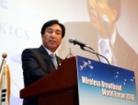 22일 잠실 롯데호텔에서 열린「와이브로 월드포럼(Wireless Broadband World Forum 2006)」에서 삼성전자 이기태 사장이 환영사를 하고 있다.
