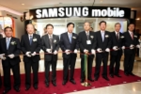 22일 잠실 롯데호텔에서 열린「와이브로 월드포럼(Wireless Broadband World Forum 2006)」삼성전자 부스앞에서 삼성전자 이기태 사장(왼쪽에서 4번째)과 노준
