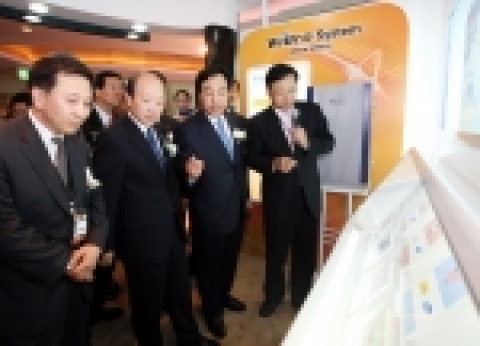 22일 잠실 롯데호텔에서 열린「와이브로 월드포럼(Wireless Broadband World Forum 2006)」에서 삼성전자 이기태 사장(왼쪽에서 3번째)이 노준형 정통부 장관