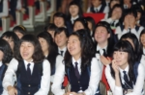5월 22일 조선대학교(총장 김주훈)가 고교생들을 대상으로 실시하는 캠퍼스 투어에 참가한 광주여상 여학생들이 레크리에이션을 하며 즐거운 시간을 보내고 있다.