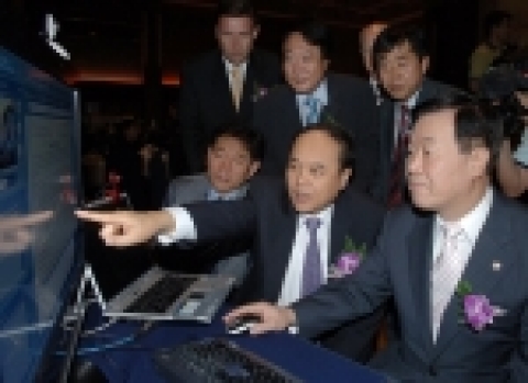 KOTRA 홍기화 사장이 산자부 이원걸 차관에게 전자무역시스템 시연방법을 설명하고 있다. 우측부터 산자부 이원걸 차관, KOTRA 홍기화 사장, 한현엔트 한운식 사장. 뒷줄 우측부
