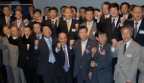 중소기업 수출지원단 50명이 화이팅을 외치고 있다. 앞줄 우측 세번째부터 산자부 이원걸 차관, KOTRA 홍기화 사장, 한국산업단지관리공단 김칠두 이사장