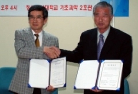 충남대 RIS 사업단 이계호 교수와 충남농업테크노파크 노태홍 본부장은 친환경 농산물 유통이력제에 대한 업무협약을 체결하고 협력을 다짐했다.