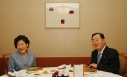 장하진 여성가족부 장관은 5월 22일 서울프라자호텔 중식당(도원)에서 이수영 한국경영자총협회 회장과 오찬회동을 갖고 저출산 문제와 관련, 아버지출산휴가제와 가족친화적인 기업분위기 