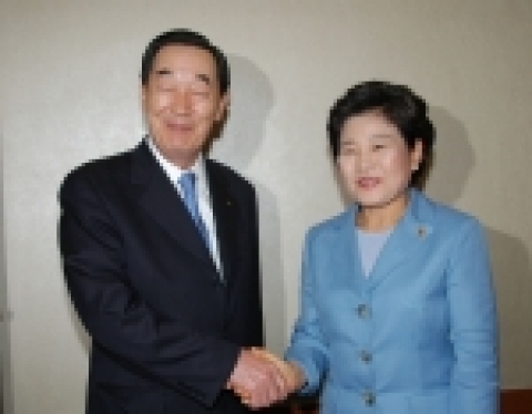장하진 여성가족부 장관은 5월 22일 서울프라자호텔 중식당(도원)에서 이수영 한국경영자총협회 회장과 오찬회동을 갖고 저출산 문제와 관련, 아버지출산휴가제와 가족친화적인 기업분위기 