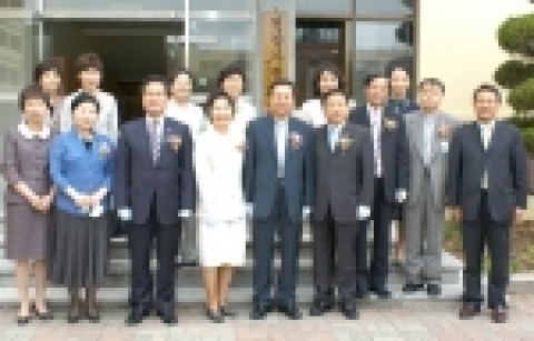22일 대구가톨릭대 건강가정지원센터 개소 현판식이 열렸다. 첫줄 왼쪽 두 번째부터 전경옥 매일신문 논설위원, 김석준 한나라당 국회의원, 김정옥 건강가정지원센터장, 서경돈 대구가톨릭대 총장, 구정모 대구백화점 대표이사.